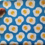 Tela algodón huevos fritos. Ref 536