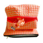 Cristina y Alejandra. Conjunto Estuche, Neceser y coletero Naranja1