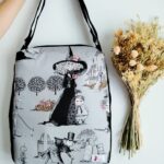 Cristina y Alejandra. Tote Mochila gris. Alexander Henry