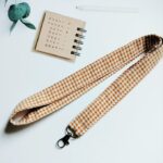 Cristina y Alejandra. Landyard vichy marrón