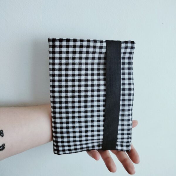 Cristina y Alejandra. Funda Kindle con solapa Cuadro vichy negro