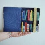 Cristina y Alejandra. Funda Kindle con solapa Libreria