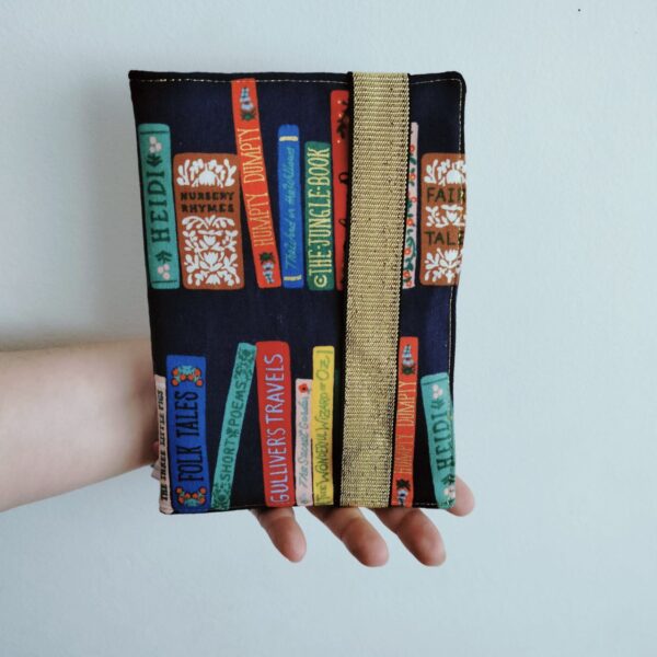 Cristina y Alejandra. Funda Kindle con solapa Libreria1