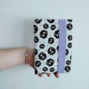 Cristina y Alejandra. Funda Kindle con solapa Motas de polvo Totoro