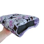 Cristina y Alejandra. Funda literaria adaptable Alas de sangre morada