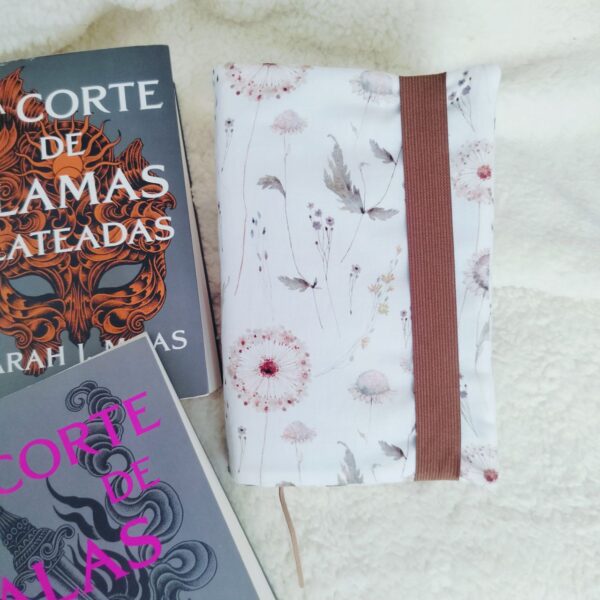 Cristina y Alejandra. Funda de libro con solapas Talla M, Diente de león