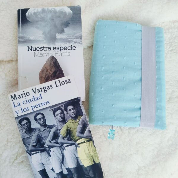 Cristina y Alejandra. Funda de libro con solapas Talla XS Plumeti