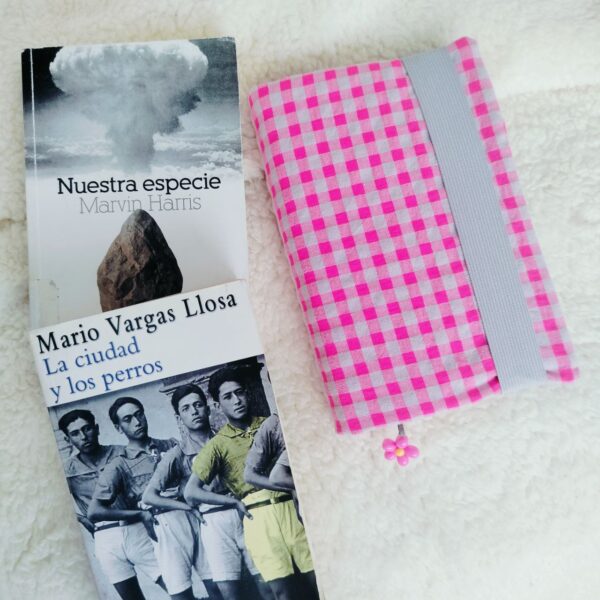 Cristina y Alejandra. Funda de libro con solapas Talla XS Vichy fresa