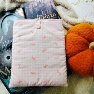 Cristina y Alejandra. Funda de libro adaptable cozy