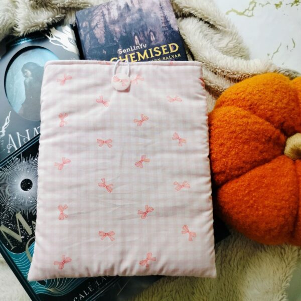 Cristina y Alejandra. Funda de libro adaptable cozy