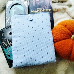Cristina y Alejandra. Funda de libro flores vichy azul