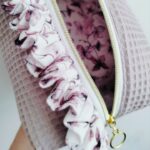 Cristina y Alejandra. Neceser volantes rosa maquillaje