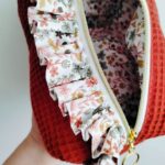 Cristina y Alejandra. Neceser volantes teja