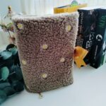 Funda libro solapas pelo margaritas beig